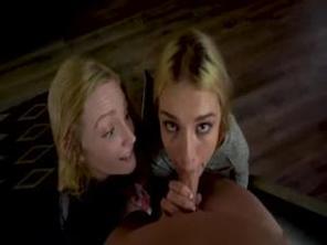  欧美双飞盛宴！金发姐妹花3P激战 双穴齐开浪叫不断 